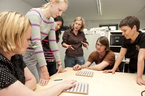 Prof. Dr. Ilona Wuschig (4.v.l.) und Prof. Dr. Christine Strothotte (r.) im Gespräch mit Studierenden.