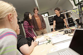 Prof. Dr. Christine Strothotte (r.) im Gespräch mit Studierenden.